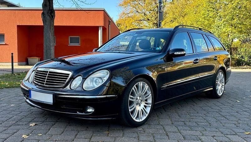 Schwarz Gebraucht 2005 Mercedes E200 Avantgarde Kombi | 5.799 € - Bild 1/4
