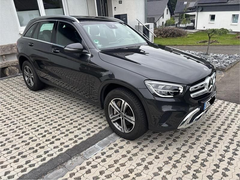Grau Gebraucht 2022 Mercedes GLC300e SUV | 29.999 € (Superpreis) - Bild 1/4