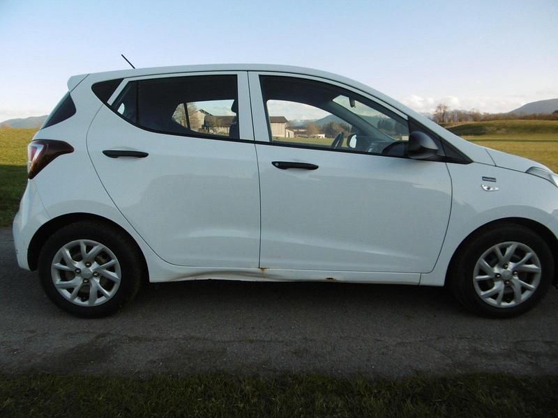 Gebraucht Hyundai i10 67 PS (49 kW) 2017 Weiß Kleinwagen