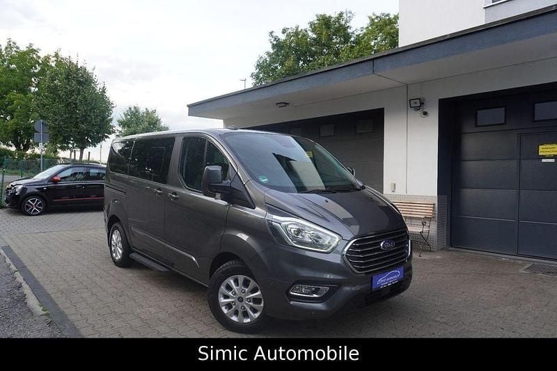 Grau Gebraucht 2021 Ford Tourneo Custom Titanium Van / Kleinbus | 33.999 € (Guter Preis) - Bild 1/4