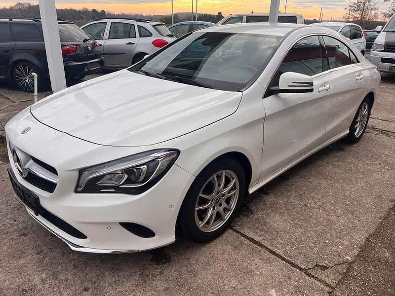 Weiß Gebraucht 2019 Mercedes CLA180 Limousine | 15.900 € (Fairer Preis) - Bild 1/4