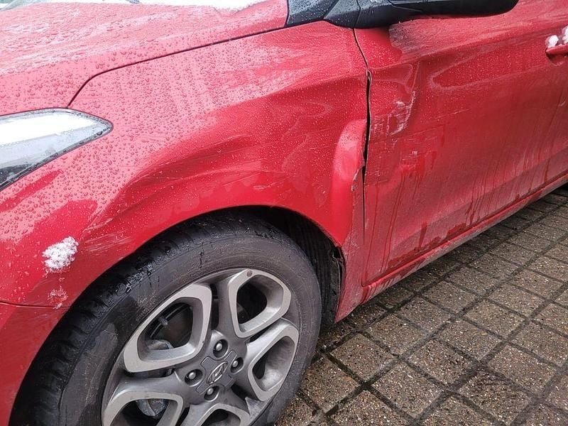 Gebraucht Hyundai i20 Advantage 84 PS (61 kW) 2020 Rot Kleinwagen