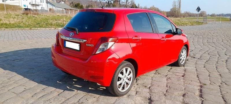 Gebraucht Toyota Yaris 99 PS (72 kW) 2012 Rot Kleinwagen
