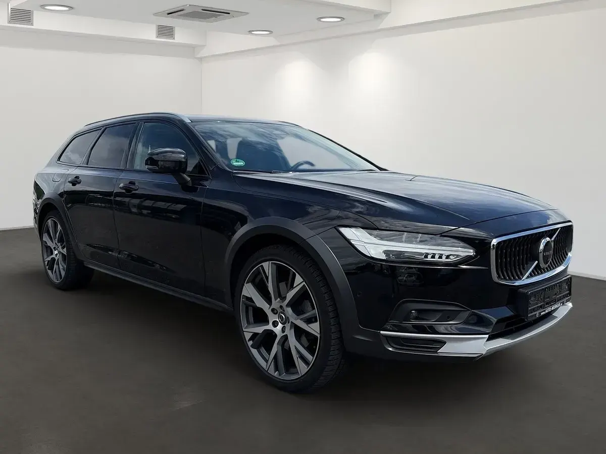 Gebraucht Volvo V90 CC Plus 197 PS (144 kW) 2023 Schwarz metallic Kombi