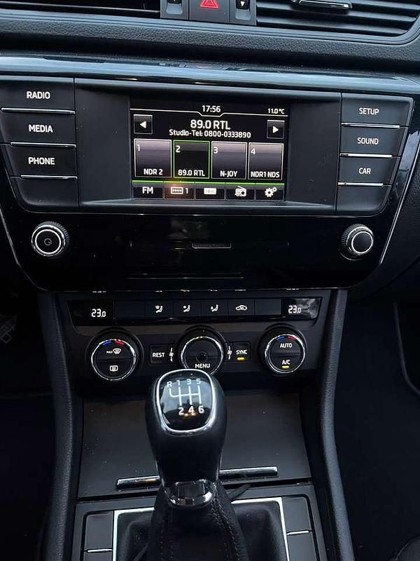 Gebraucht Skoda Superb 120 PS (88 kW) 2015 Weiß Kombi