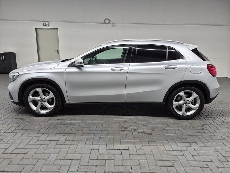 Gebraucht Mercedes GLA180 122 PS (89 kW) 2019 Iridiumsilber  met. SUV