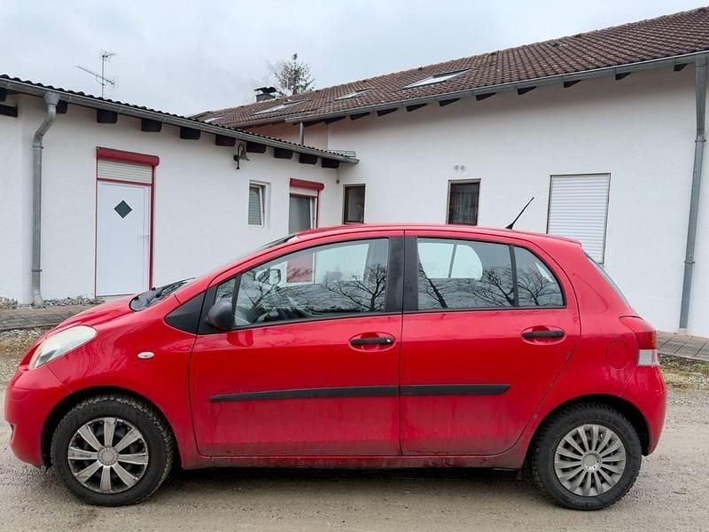 Gebraucht Toyota Yaris 69 PS (50 kW) 2010 Rot Kleinwagen