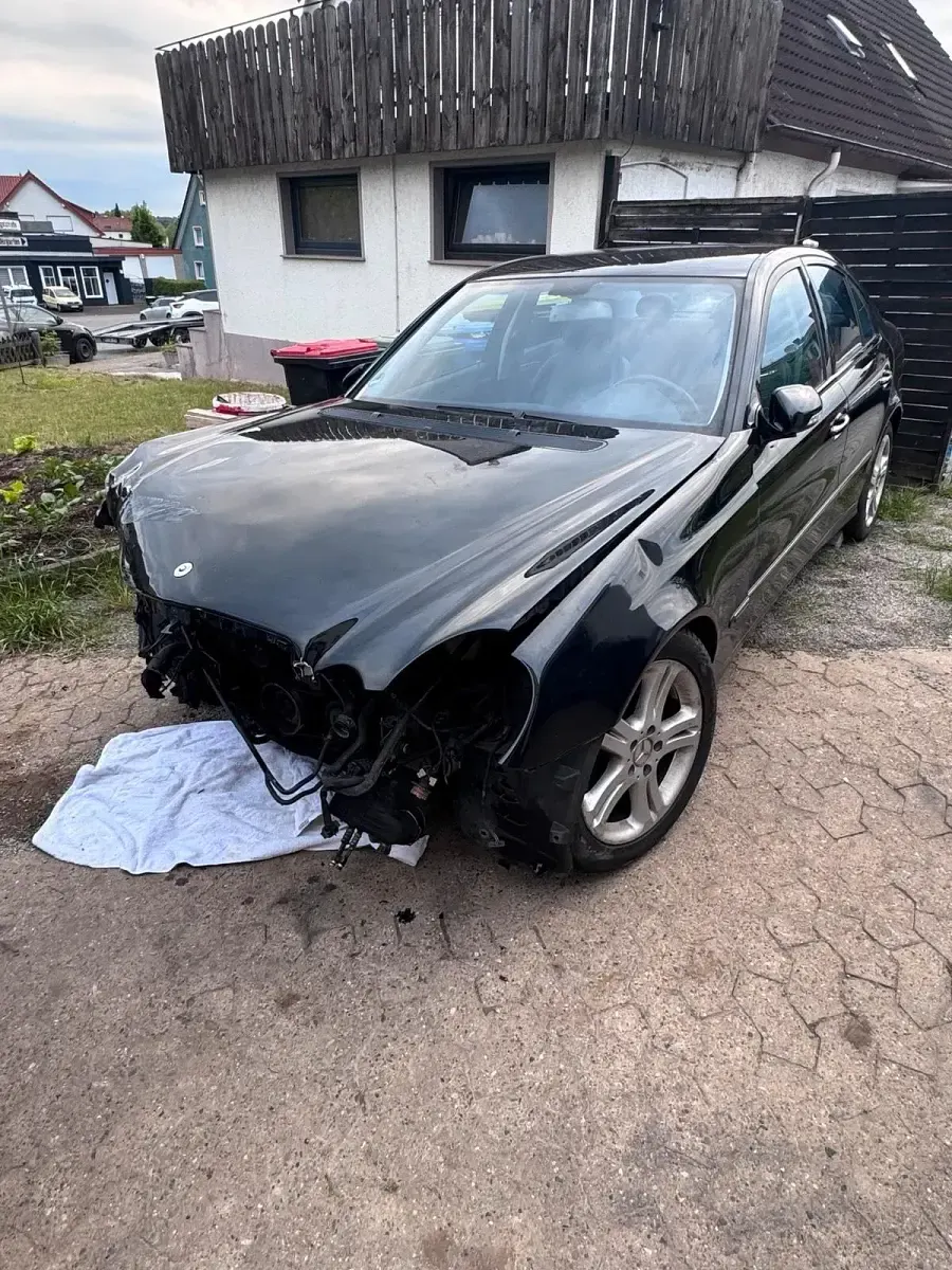 Używany Mercedes E280 190 KM (139 kW) 2005 Czarny Sedan/Limuzyna