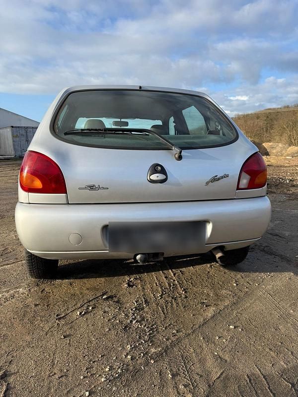 Gebraucht Ford Fiesta 75 PS (55 kW) 1999 Silber Kleinwagen