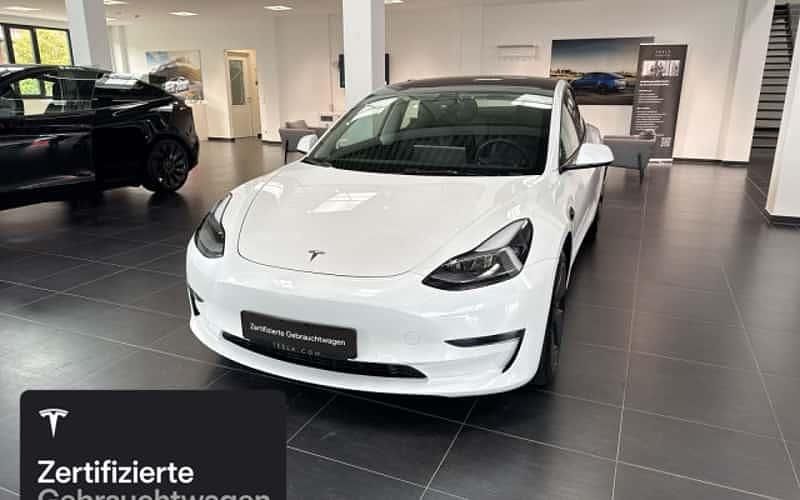 Weiß Gebraucht 2021 Tesla Model 3 Long Range RWD Limousine | 34.500 € (Teuer) - Bild 1/4