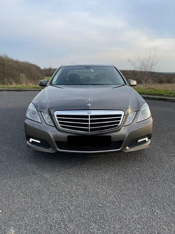 Gebraucht Mercedes E250 Avantgarde 204 PS (150 kW) 2009 Grau Limousine