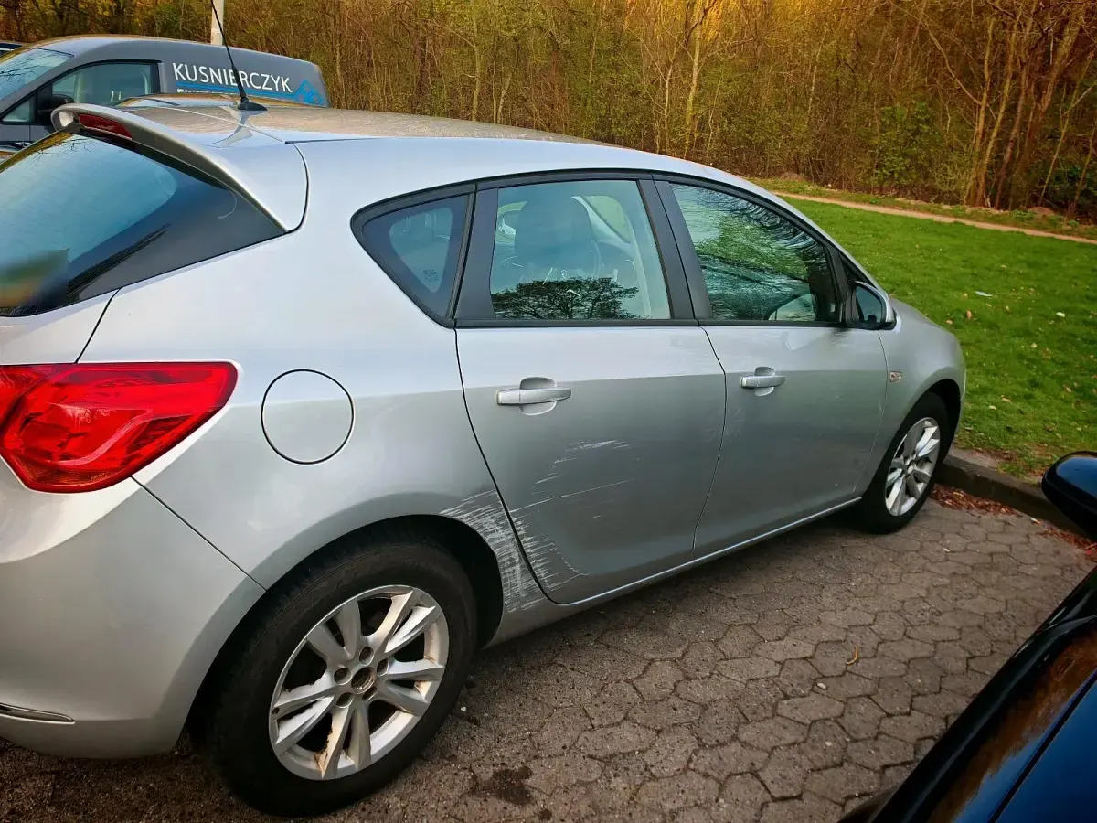 Gebraucht Opel Astra 140 PS (102 kW) 2013 Silber Kleinwagen