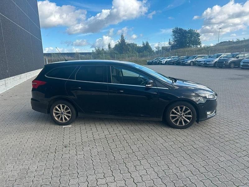 Gebraucht Ford Focus Titanium 120 PS (88 kW) 2016 Schwarz Limousine