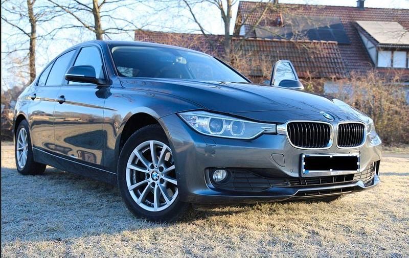 Grau Gebraucht 2014 BMW 320 Limousine | 11.995 € (Fairer Preis) - Bild 1/4