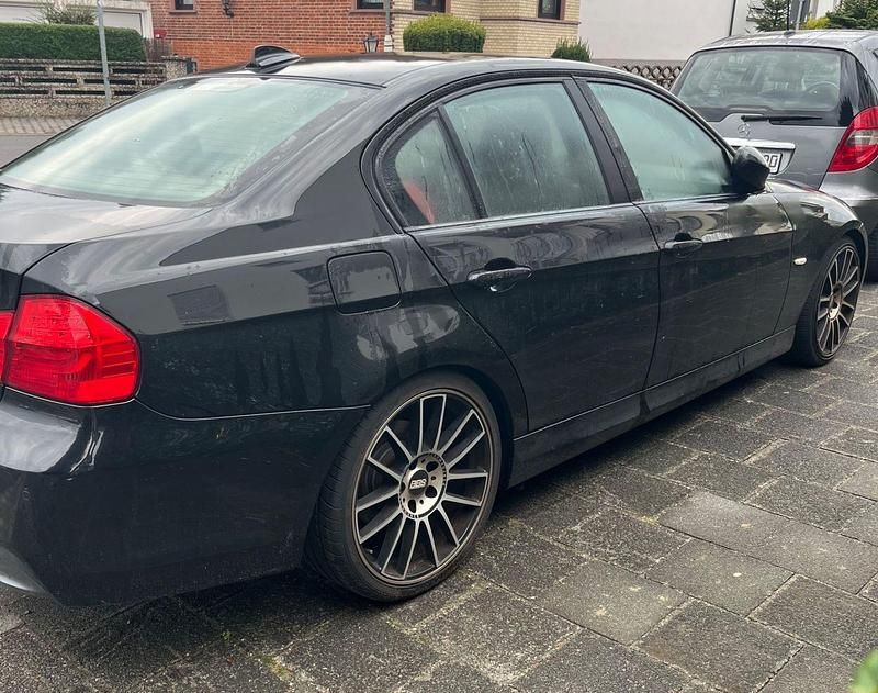 Gebraucht BMW 318 Sport Line 143 PS (105 kW) 2011 Schwarz Limousine