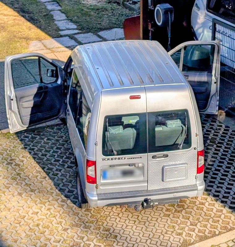 Gebraucht Ford Tourneo Connect 90 PS (66 kW) 2010 Silber Van / Kleinbus