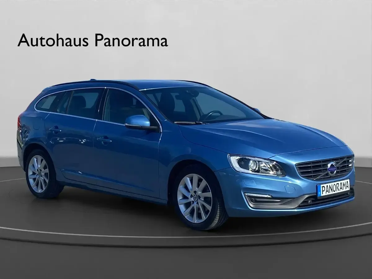 Gebraucht Volvo V60 Momentum 181 PS (133 kW) 2015 Blau Kombi