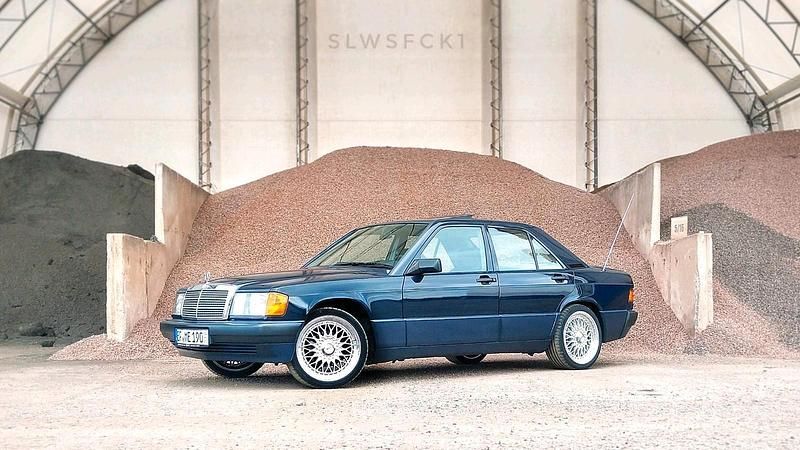 Blau Gebraucht 1992 Mercedes 190 Limousine | 8.890 € - Bild 1/4