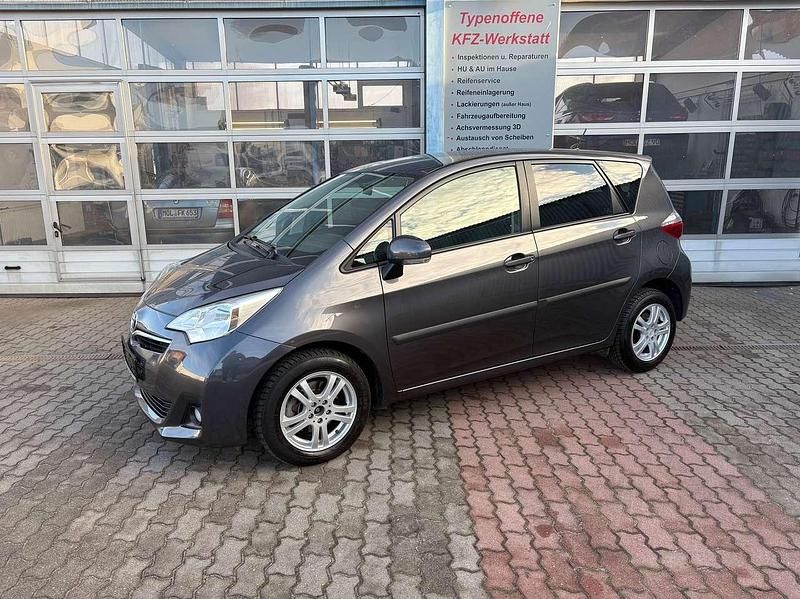 Gebraucht Toyota Verso-S 99 PS (72 kW) 2011 Grau Van / Kleinbus