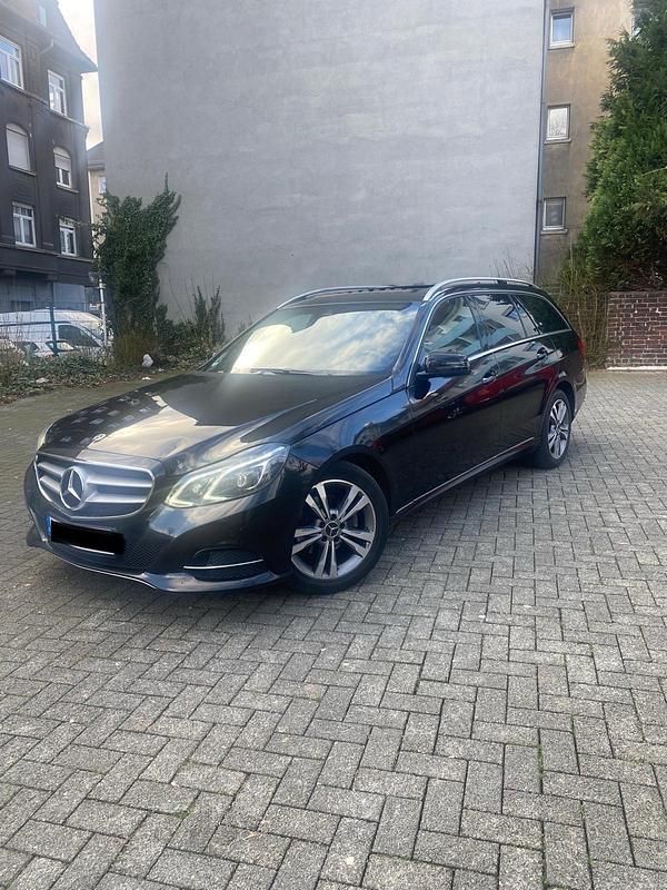 Gebraucht Mercedes E220 Avantgarde 170 PS (125 kW) 2016 Schwarz Kombi