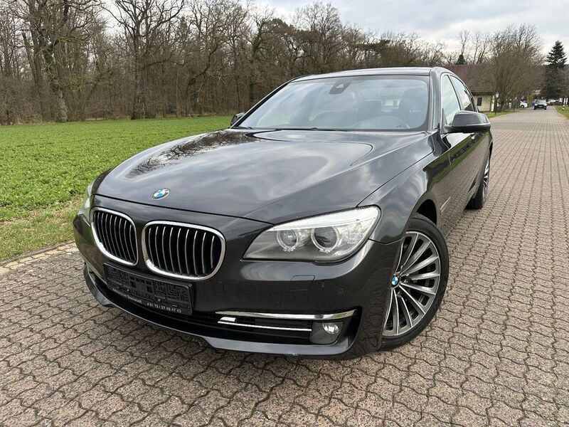 Grau Gebraucht 2013 BMW 750 Comfort Edition Limousine | 12.490 € (Superpreis) - Bild 1/4