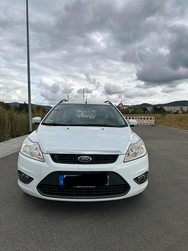 Weiß Gebraucht 2010 Ford Focus Kombi | 3.399 € (Fairer Preis) - Bild 1/4
