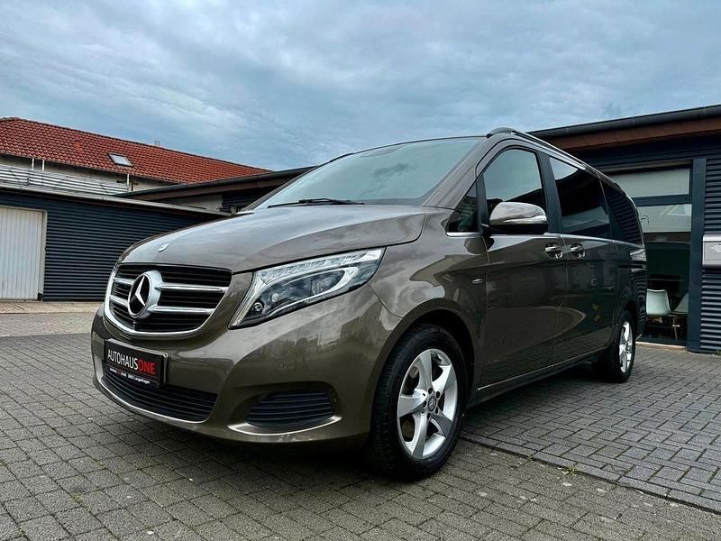 Grau Gebraucht 2015 Mercedes V250 Avantgarde Van / Kleinbus | 34.990 € (Fairer Preis) - Bild 1/4