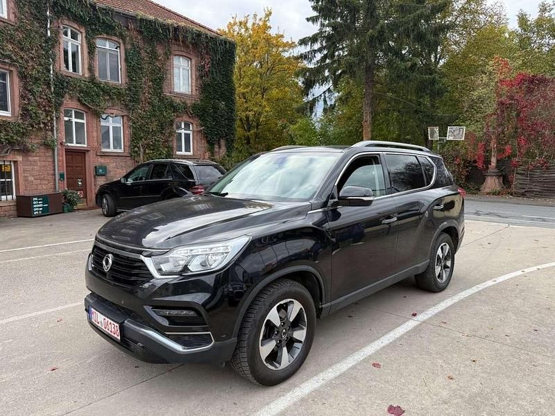 Schwarz Gebraucht 2018 Ssangyong (KGM) Rexton Sapphire SUV | 20.999 € - Bild 1/3