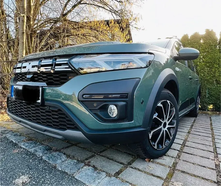 Gebraucht Dacia Jogger Expression 110 PS (80 kW) 2025 Grün Van / Kleinbus