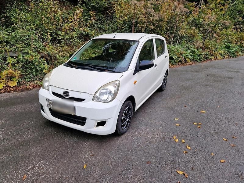 Weiß Gebraucht 2011 Daihatsu Cuore Kleinwagen | 1.750 € (Fairer Preis) - Bild 1/4