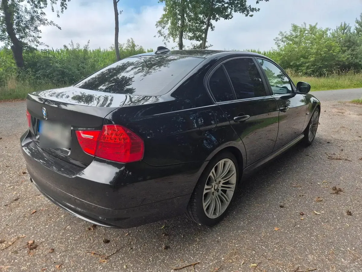 Gebraucht BMW 320 177 PS (130 kW) 2009 Schwarz Limousine