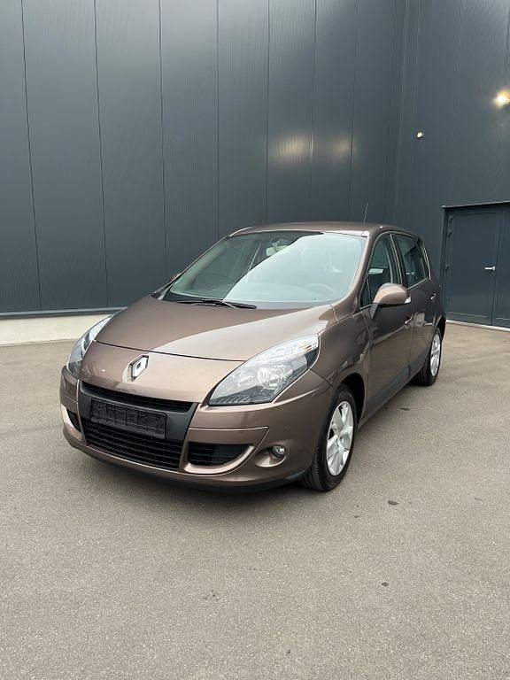 Braun Gebraucht 2011 Renault Mégane III Limousine | 7.399 € (Fairer Preis) - Bild 1/4