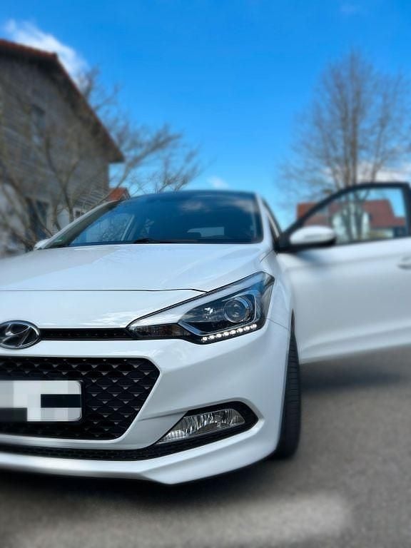 Weiß Gebraucht 2018 Hyundai i20 Active Limousine | 10.200 € (Fairer Preis) - Bild 1/4