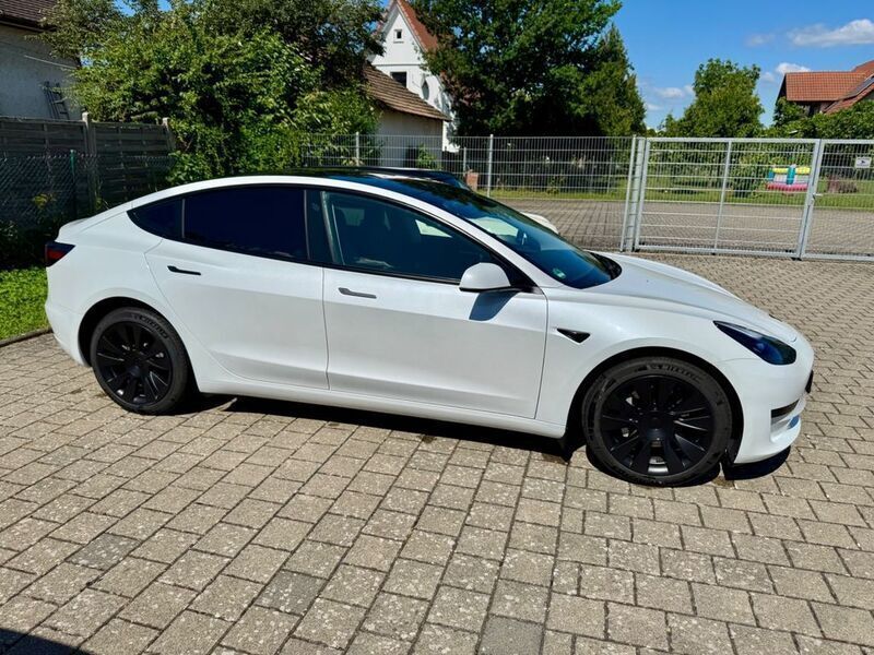 Weiß Gebraucht 2023 Tesla Model 3 Standard Range Limousine | 30.000 € (Fairer Preis) - Bild 1/4