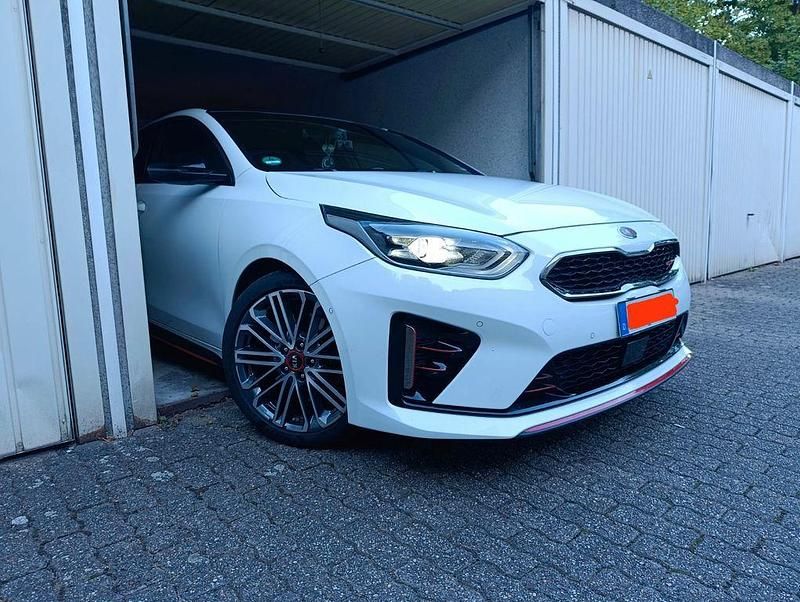 Weiß Gebraucht 2022 Kia ProCeed GT Kleinwagen | 25.500 € (Fairer Preis) - Bild 1/4