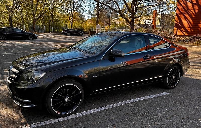 Gebraucht Mercedes C180 156 PS (114 kW) 2011 Schwarz Coupé