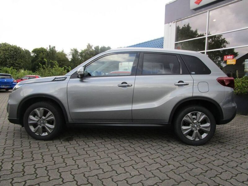 Grau Gebraucht 2023 Suzuki Vitara Comfort+ SUV | 24.450 € (Fairer Preis) - Bild 1/4