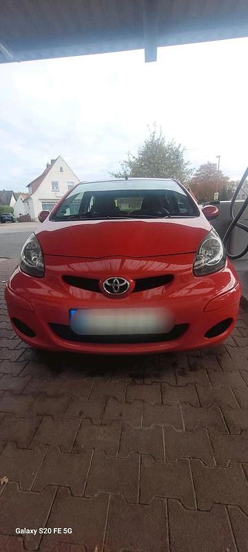 Rot Gebraucht 2009 Toyota Aygo Kleinwagen | 2.000 € (Fairer Preis) - Bild 1/4