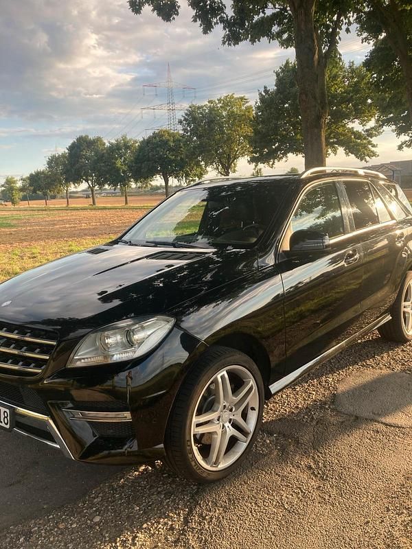 Schwarz Gebraucht 2011 Mercedes ML350 SUV | 16.850 € (Fairer Preis) - Bild 1/4