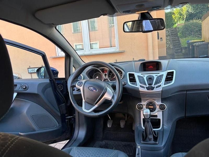 Gebraucht Ford Fiesta Trend 95 PS (69 kW) 2011 Blau Kleinwagen
