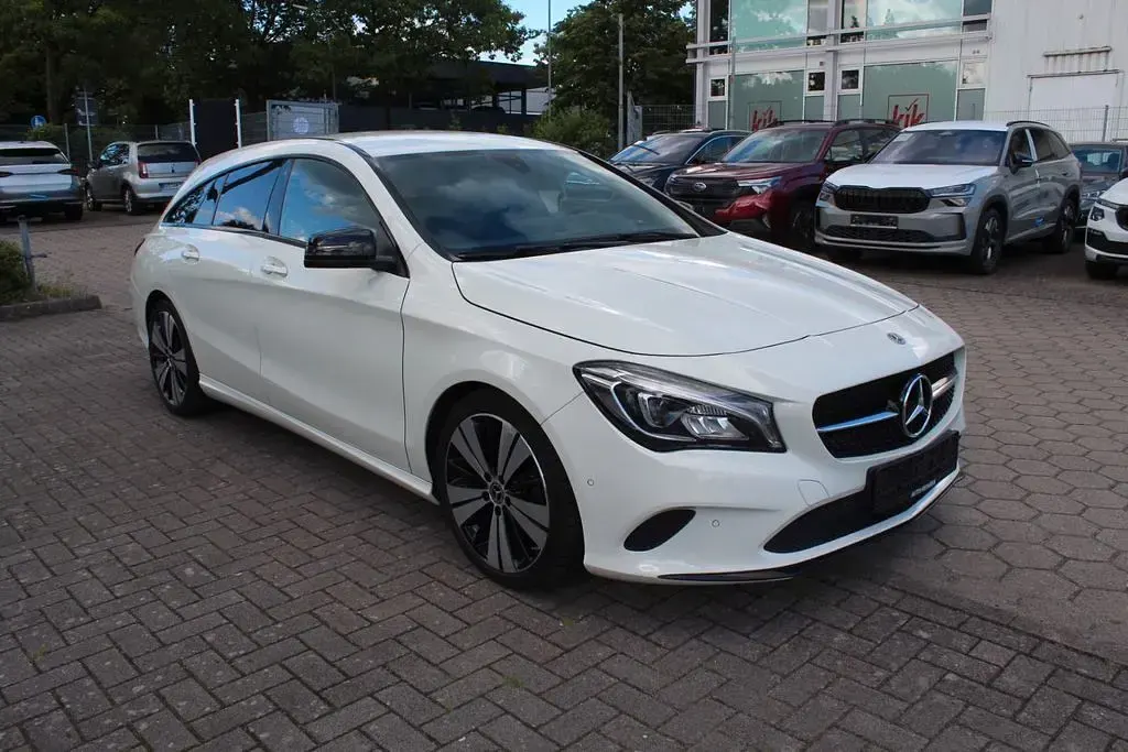 Gebraucht Mercedes CLA220 Shooting Brake 177 PS (130 kW) 2018 Calcitweiss/zirrusweiss Kombi