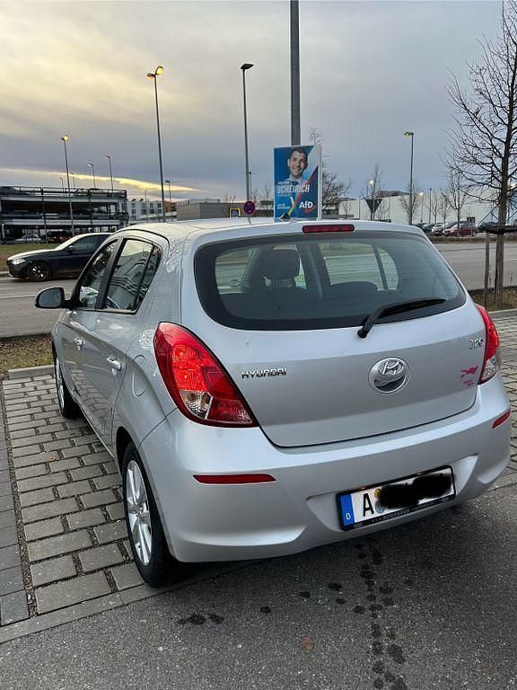 Gebraucht Hyundai i20 Edition 86 PS (63 kW) 2013 Grau Kleinwagen
