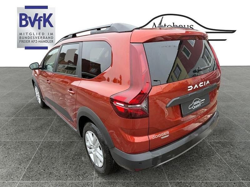 Gebraucht Dacia Jogger Expression 94 PS (69 kW) 2024 Braun Van / Kleinbus