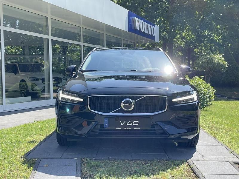 Gebraucht Volvo V60 Core 197 PS (144 kW) 2023 Onyx schwarzmetallic Kombi
