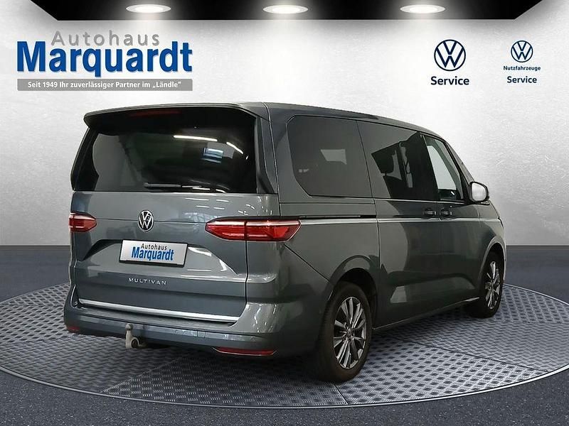Gebraucht VW Multivan Style 150 PS (110 kW) 2024 Grau Van