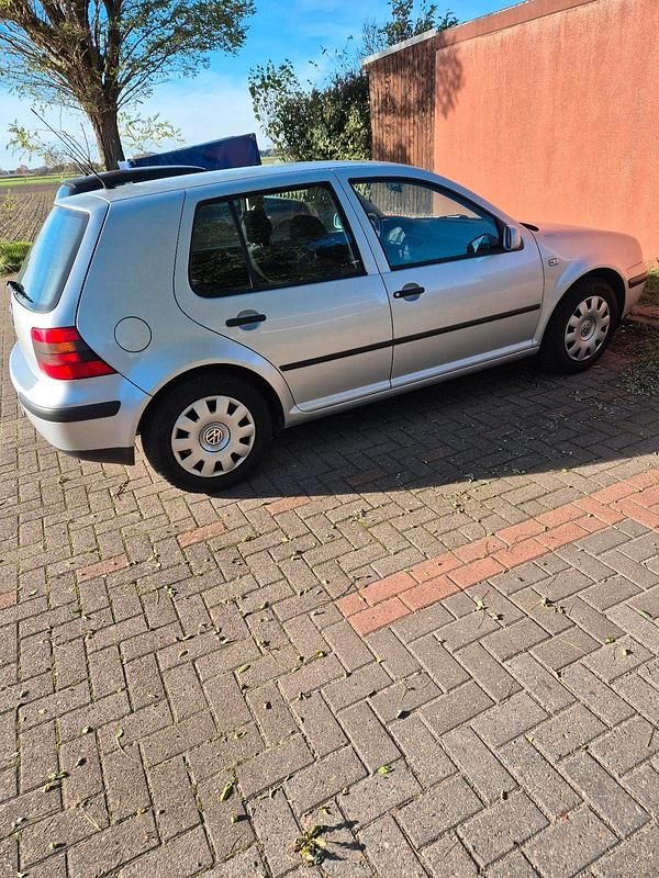 Silber Gebraucht 2000 VW Golf IV Edition Kleinwagen | 1.950 € (Etwas zu teuer) - Bild 1/4