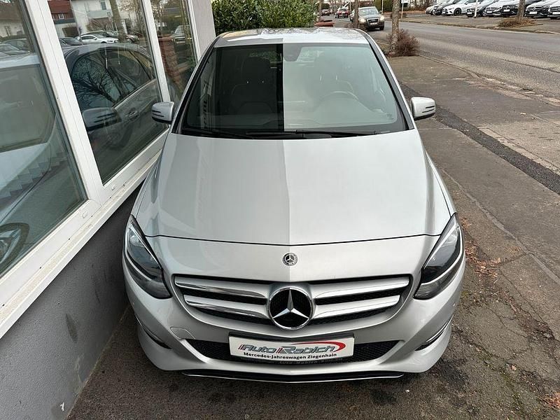 Gebraucht Mercedes B180 Business 122 PS (89 kW) 2017 Silber Van / Kleinbus