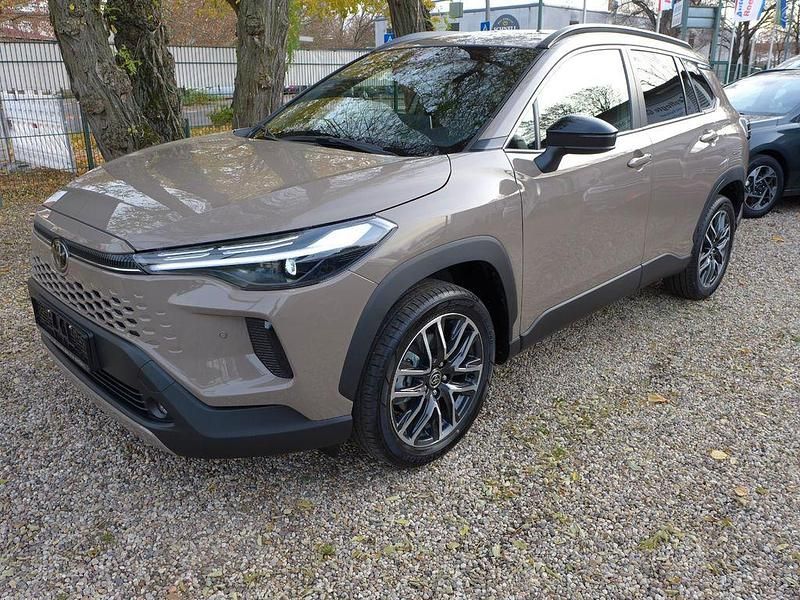 Beige Neu 2025 Toyota Corolla Cross Style SUV | 34.980 € (Superpreis) - Bild 1/4