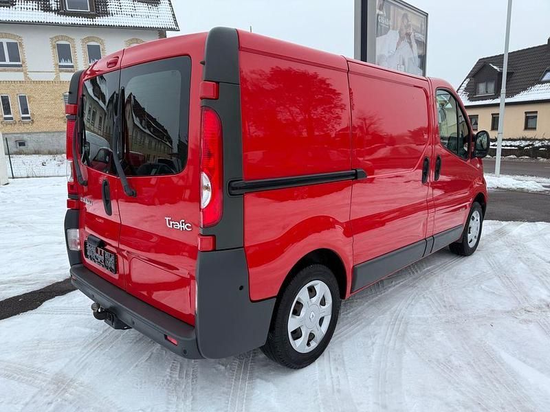 Gebraucht Renault Trafic 114 PS (83 kW) 2013 Rot Van / Kleinbus