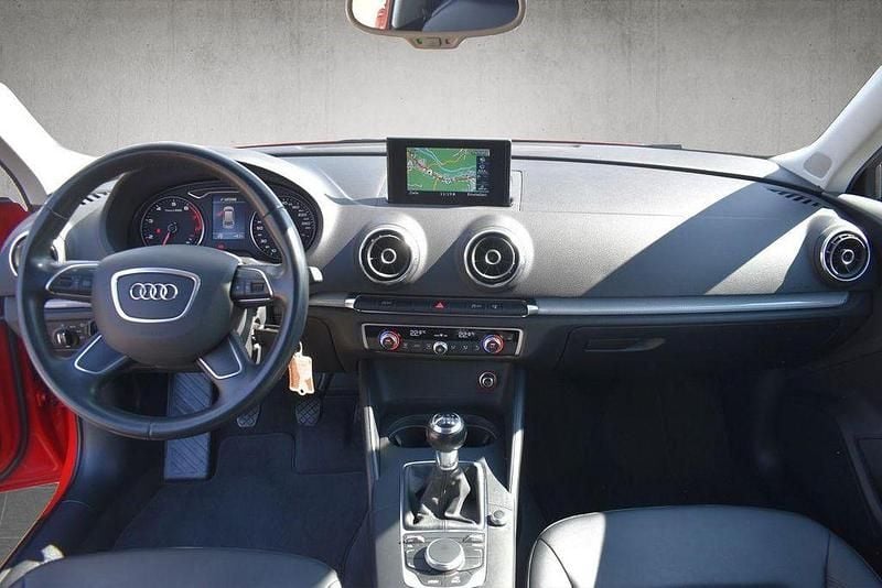 Gebraucht Audi A3 Ambiente 110 PS (80 kW) 2015 Rot Limousine